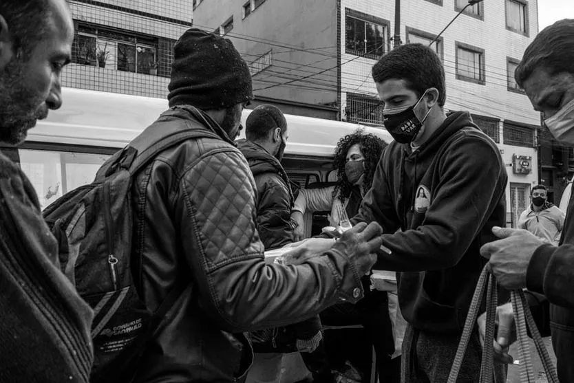 Enzo Celulari distribui comida para moradores de rua