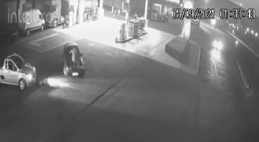 Frentista pula em frente de carro para tentar impedir furto
