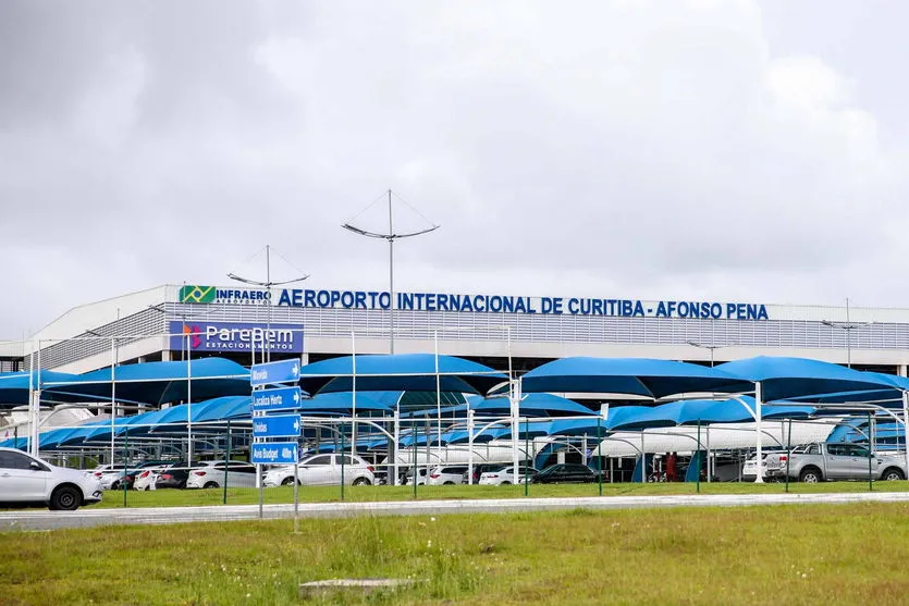 Frio congela asas de avião em aeroporto no Paraná