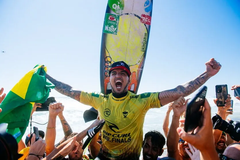 Gabriel Medina é tricampeão mundial de surfe