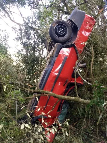 Homem é lançado a 43 m de carro e socorrido 16 horas depois