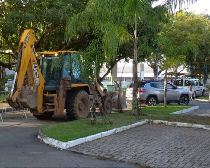 Homem usa retroescavadeira para ir receber vacina da covid