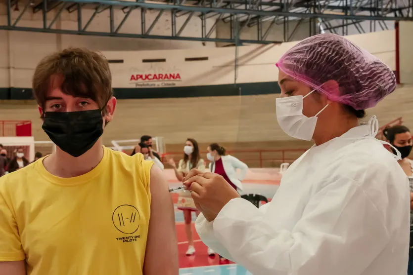 Jovens com 18 anos recebem vacina contra covid em Apucarana