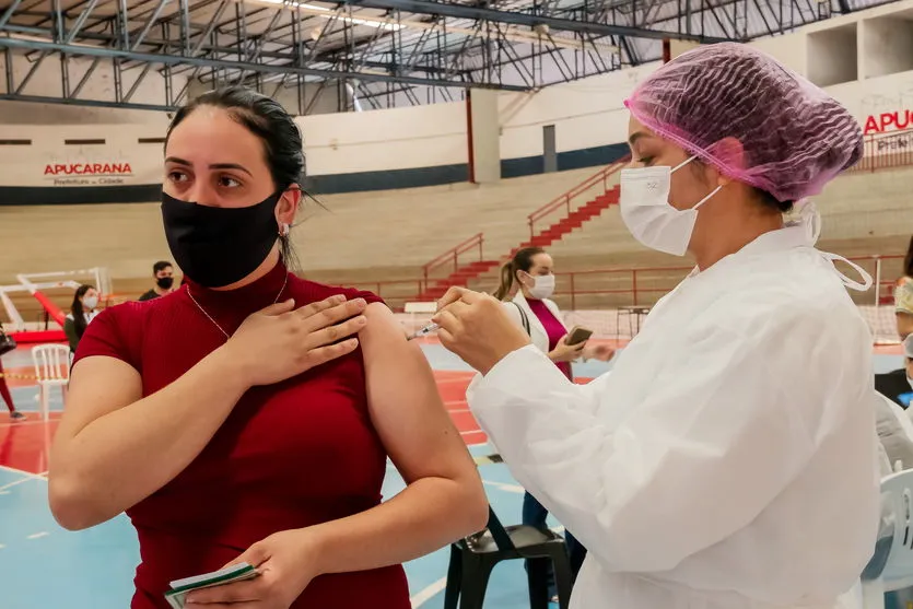Jovens de 22 anos recebem a vacina contra covid nesta terça