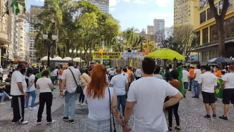 Manifestação em Curitiba pede ‘Fora Bolsonaro e Lula’