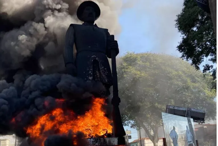 Manifestantes presos por incendiar estátua são soltos em SP