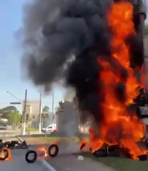 Manifestantes queimam estátua durante protesto em SP; veja