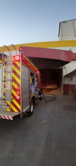 Máquina de empresa sofre danos após princípio de incêndio