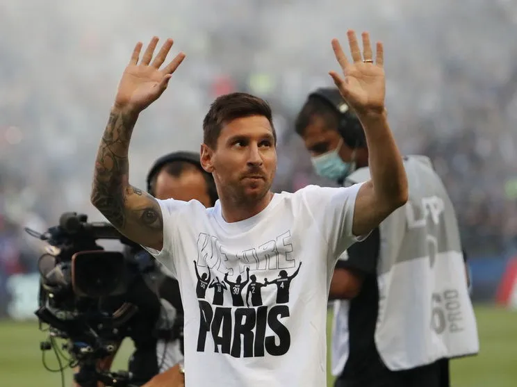 Messi é apresentado à torcida do PSG no Parque dos Príncipes