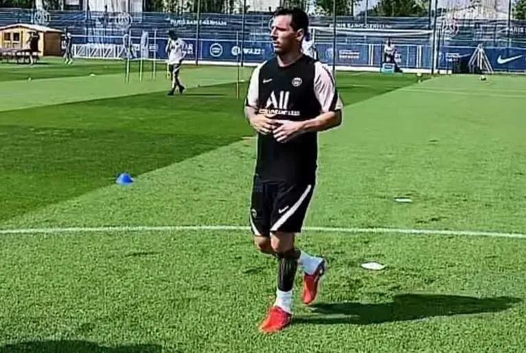 Messi participa de seu primeiro treinamento no PSG