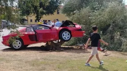 Motorista bate Ferrari durante gravação de vídeo
