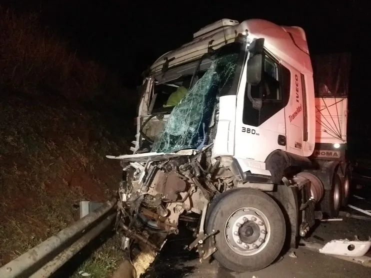 Motorista fica ferido em colisão entre caminhões na BR-376