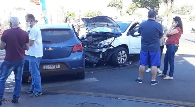 Motorista fura o sinal e deixa duas pessoas feridas no PR