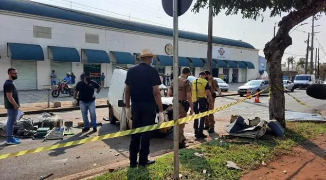 Motorista morre após bater contra árvore em Londrina