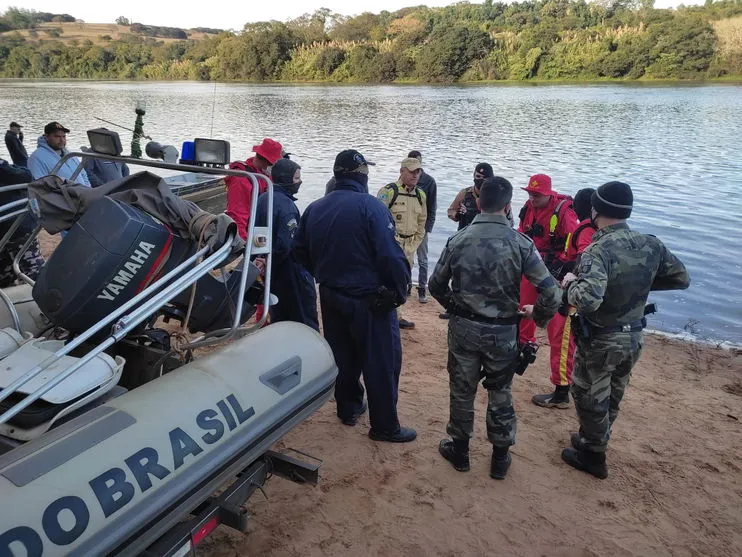 Na manhã desta terça-feira (20), também integrou as buscas, uma equipe da Marinha do Brasil