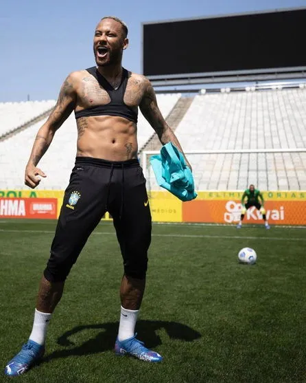 Neymar exibe 'tanquinho' e ironiza críticas sobre seu peso