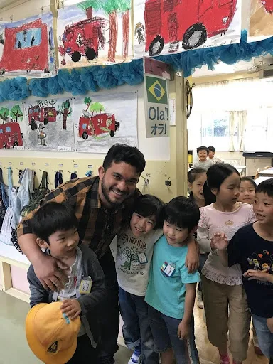 O diretor geral, Vilton Soares, durante visita em escola no Japão — Foto: Arquivo pessoal Vilton Soares

