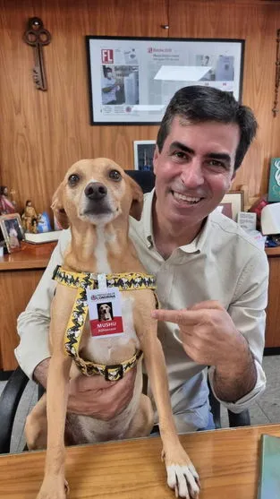 O prefeito de Londrina Marcelo Belinati com o 'aussessor' Mushu.