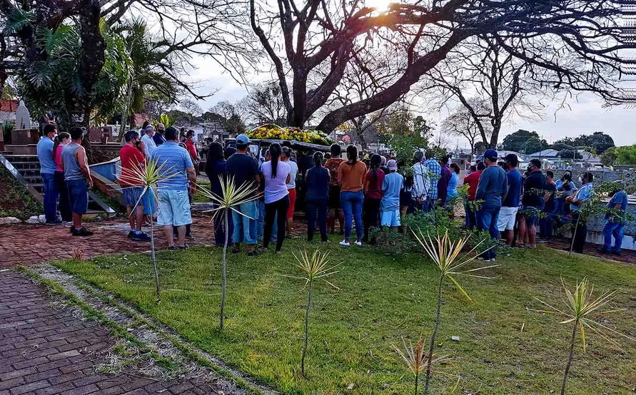 O vereador foi sepultado no final da tarde deste domingo (15), no Cemitério Municipal de Ivaiporã