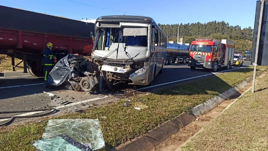 Ônibus prensa carro contra caminhão e casal morre no PR