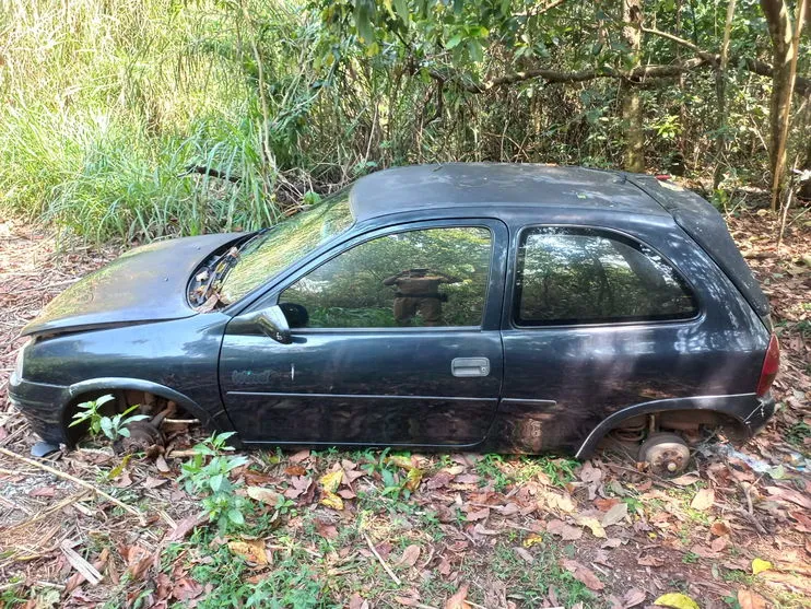 PM recupera carro furtado em estado de abandono e sem rodas