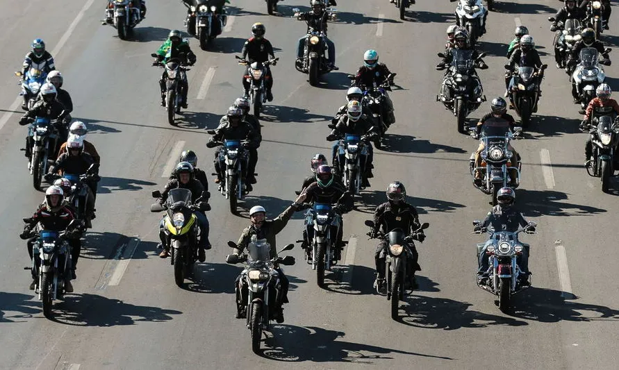 Presidente faz passeio de moto neste domingo de Dia dos Pais