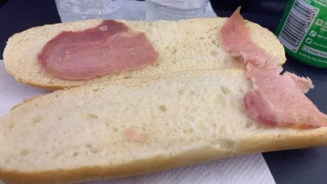 Sanduíche de 'bacon' é vendido por R$ 34,80 em avião; Veja