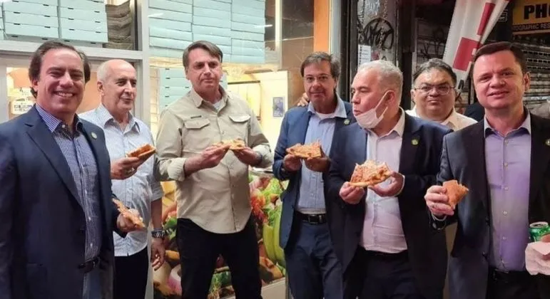 Sem vacina: Bolsonaro come pizza na rua em Nova York