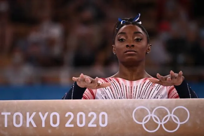 Simone Biles retornou para a prova de trave.

