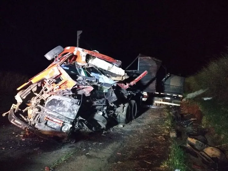 Tragédia: motoristas morrem em colisão frontal na PR-160