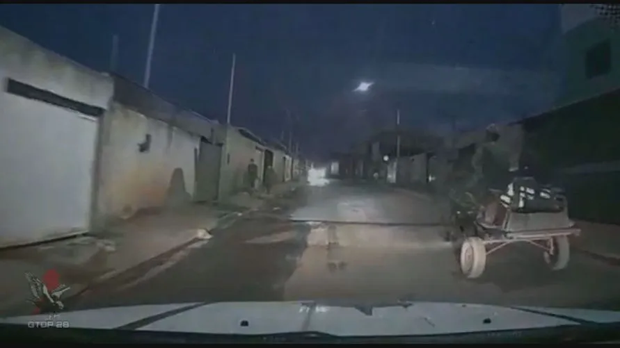 Vídeo: Dois homens tentam fugir da polícia em carroça