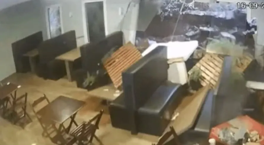 Vídeo: enxurrada destrói parede de restaurante no Paraná