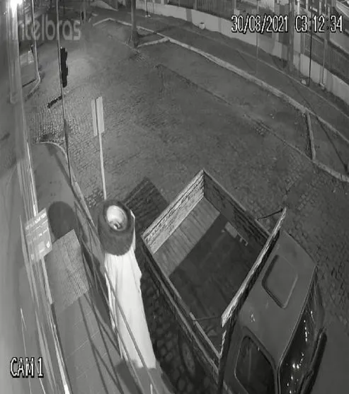 Vídeo flagra ladrão vestido de "fantasma" roubando estepe