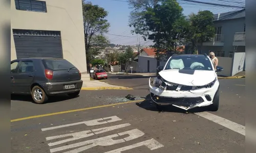 Acidente em bairro de Apucarana provoca danos em veículos
