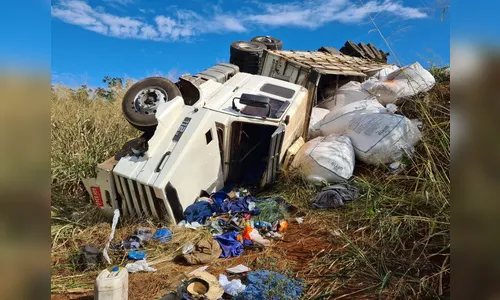 Acidente entre carro e caminhão deixa duas pessoas feridas