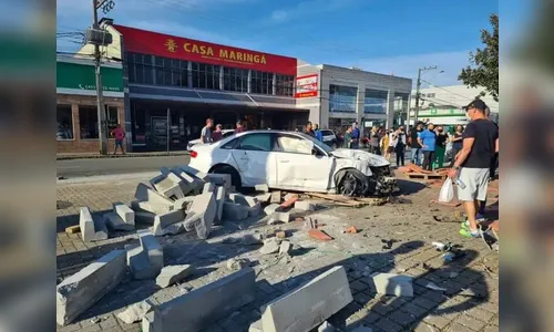 Adolescente bate carro de luxo e provoca estragos no PR