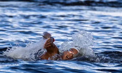 Ana Marcela Cunha ganha medalha de ouro na maratona aquática