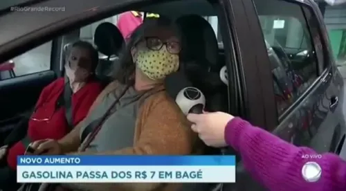 Ao vivo: mulher pede impeachment de Bolsonaro em reportagem