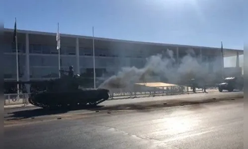 Após desfile, internautas pedem para Huck reformar tanques