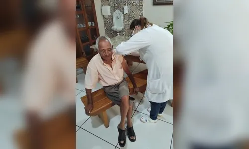 Arapongas antecipa vacinação nos idosos de lares permanentes