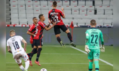 Athletico-PR bate a LDU de virada e está na semifinal