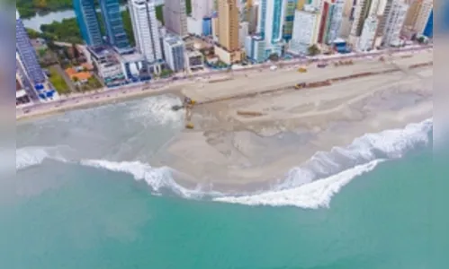 Balneário Camboriú faz obra para alargar faixa de areia