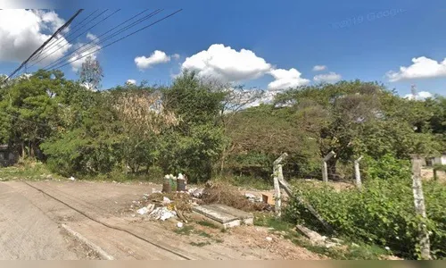 Bebê é encontrado com membros amputados em terreno baldio