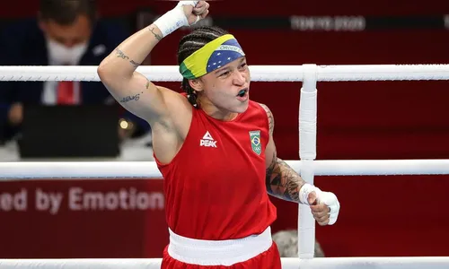 Bia Ferreira atropela adversária na estreia e vai às quartas