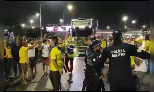 Bolsonaristas passam por bloqueio e invadem Esplanada