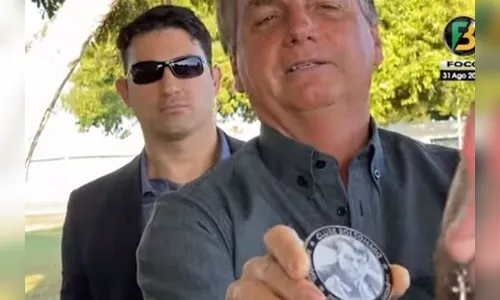 Bolsonaro mostra sua medalha dos 