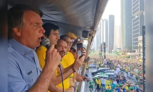 Bolsonaro publica texto sobre crise institucional