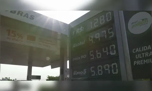 Brasileiros cruzam Ponte da Amizade e abastecem no Paraguai