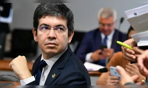 CPI aprova convocação de ex-mulher de Bolsonaro