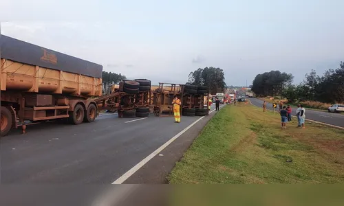Caçamba tomba em Mauá da Serra e pista fica interditada